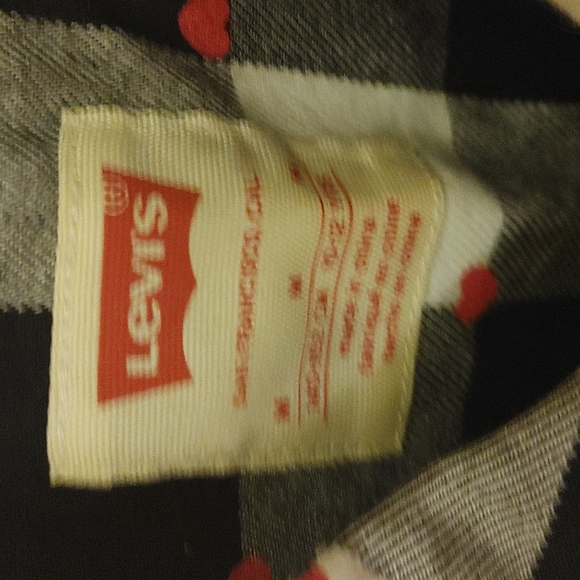 Girls levi's button up flannel with red hearts size 10/12 never worn - Picture 3 of 3